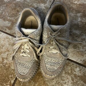 Universal threads white sneakers